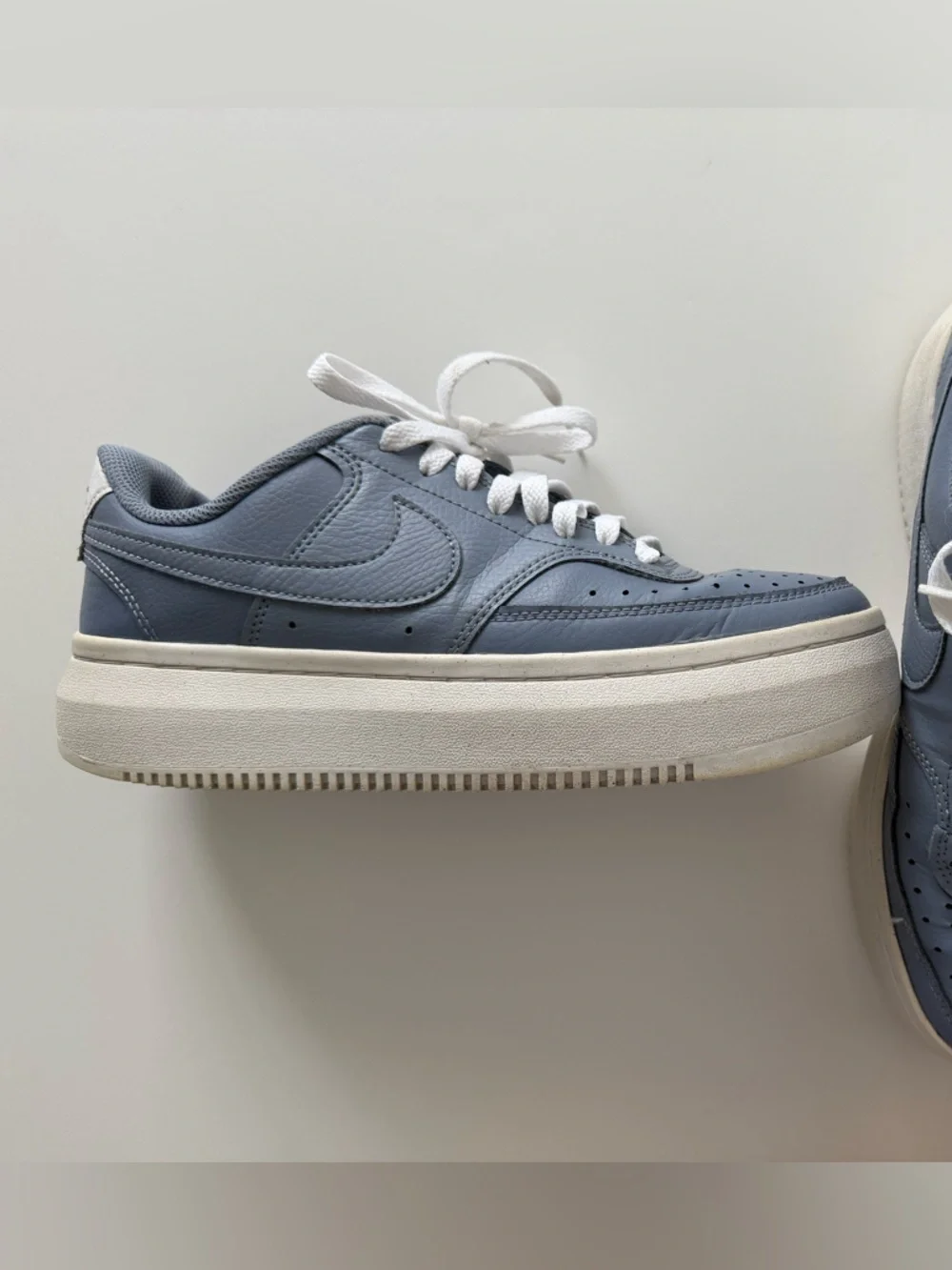 Nike Classic Blue and White Sneakers Size 9.5 (26.5 cm)